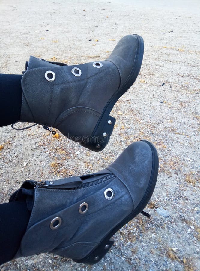Bottes sur le sable image libre de droits Bottes sur le sable image libre de droits