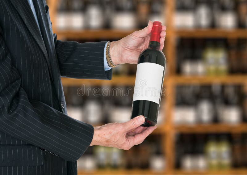 Bottiglia d'offerta del sommelier di vino rosso al cliente immagini stock Bottiglia d'offerta del sommelier di vino rosso al cliente immagini stock