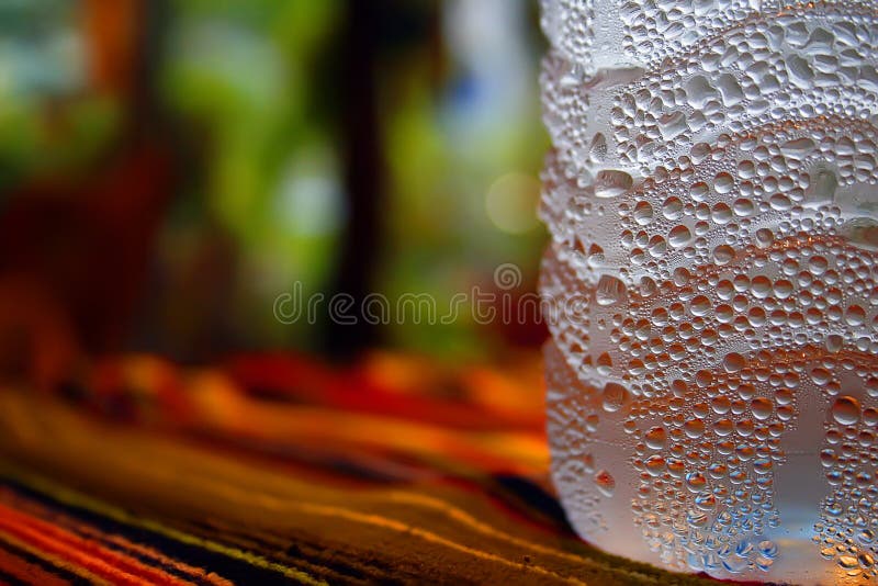 Bottiglia del fondo dell'Asia del sudore delle goccioline di acqua immagine stock libera da diritti Bottiglia del fondo dell'Asia del sudore delle goccioline di acqua immagine stock libera da diritti