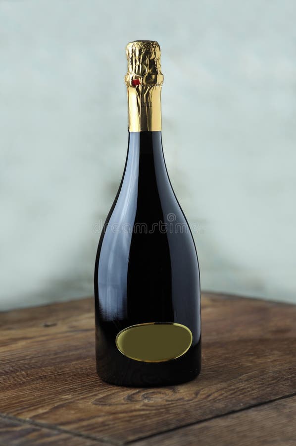 Bottiglia del vino italiano fine dello spumante immagine stock libera da diritti Bottiglia del vino italiano fine dello spumante immagine stock libera da diritti