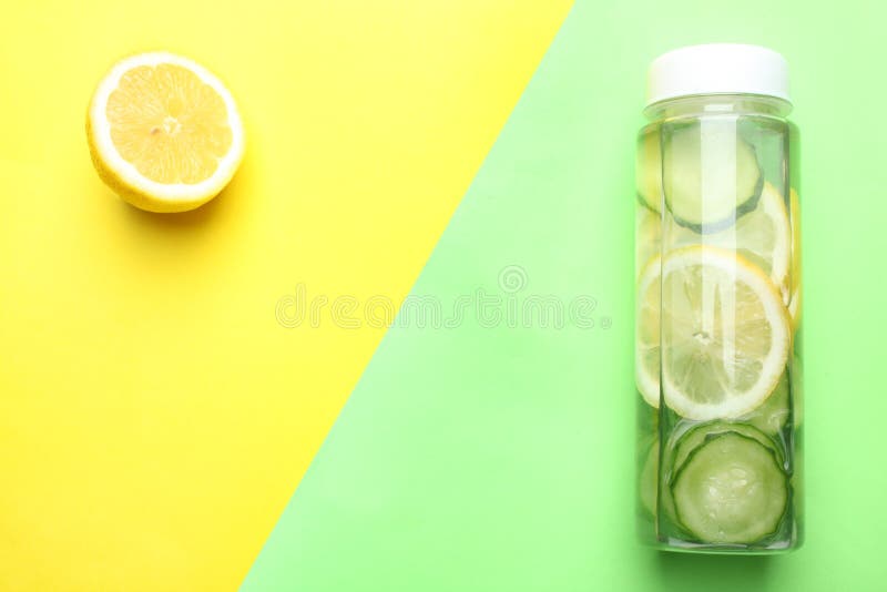 Bottiglia dell'acqua del cetriolo del limone immagini stock Bottiglia dell'acqua del cetriolo del limone immagini stock