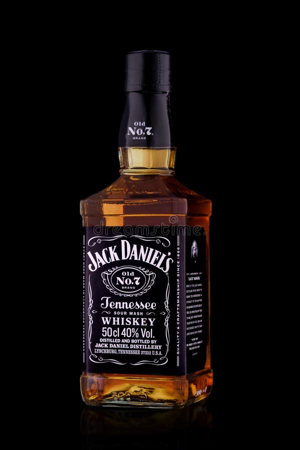 Bottiglia di Jack Daniels sopra fondo nero immagine stock libera da diritti Bottiglia di Jack Daniels sopra fondo nero immagine stock libera da diritti