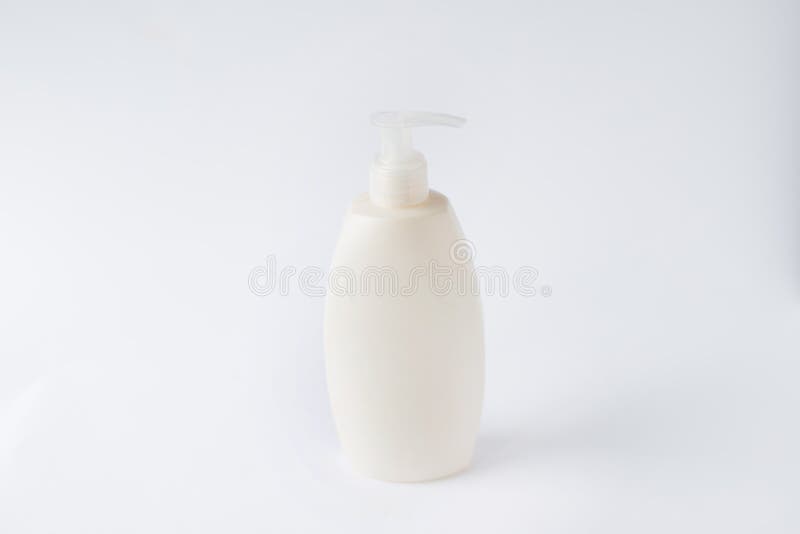 Bottiglia di plastica bianca con spruzzo isolato su fondo bianco immagini stock Bottiglia di plastica bianca con spruzzo isolato su fondo bianco immagini stock