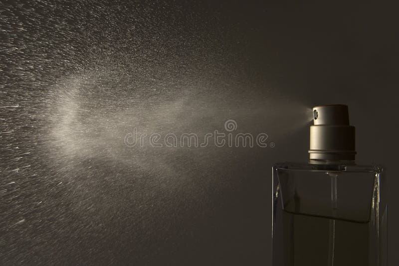Bottiglia di profumo di Spreaying fotografie stock libere da diritti Bottiglia di profumo di Spreaying fotografie stock libere da diritti