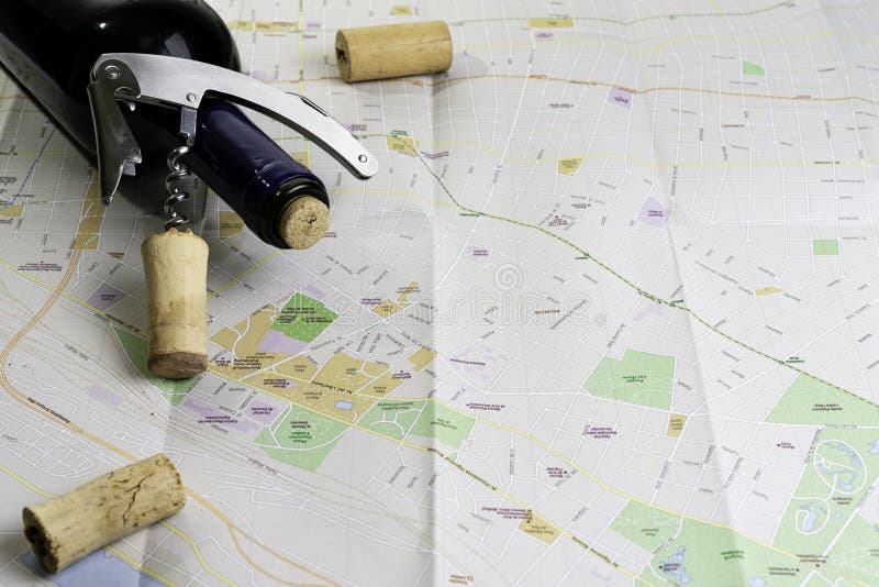 Bottiglia di vino e di sugheri sulla mappa per pianificazione dell'itinerario Apri della cavaturaccioli fotografia stock Bottiglia di vino e di sugheri sulla mappa per pianificazione dell'itinerario Apri della cavaturaccioli fotografia stock