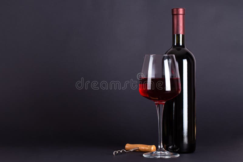 Bottiglia Di Vino Rosso Sigillata Un Bicchiere E Un Cavatappi Su Uno Sfondo  Lilaco Con Spazio Per Il Testo Immagine Stock - Immagine di atmosfera,  chiusura: 202696691