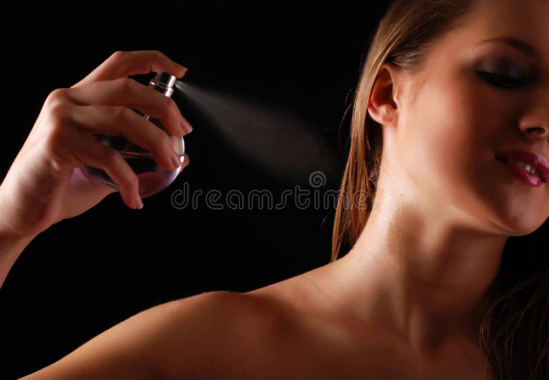 Bottiglia di Womanand di profumo immagine stock libera da diritti Bottiglia di Womanand di profumo immagine stock libera da diritti