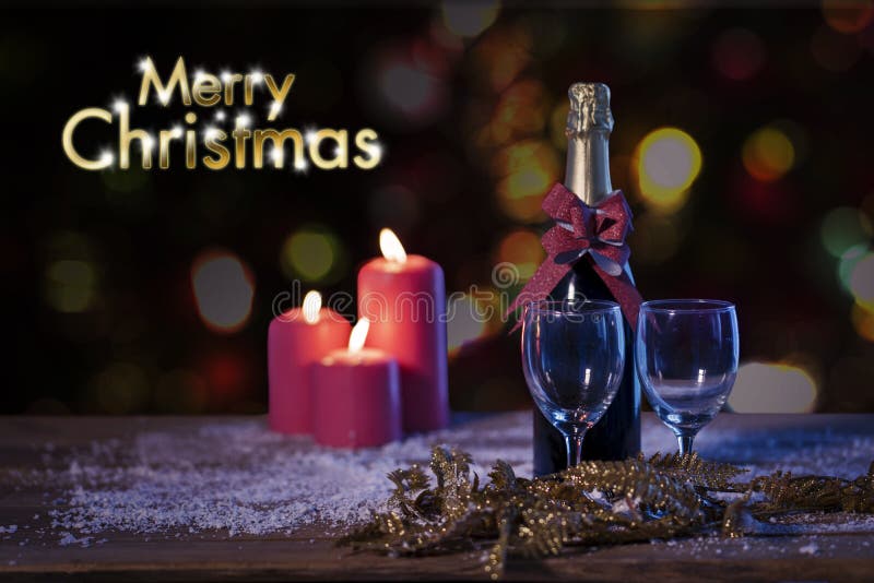 Bottiglia e candele con il testo di Buon Natale immagini stock Bottiglia e candele con il testo di Buon Natale immagini stock