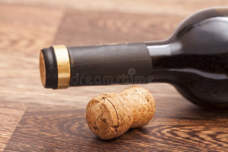 Bottiglia e sughero del vino rosso immagini stock libere da diritti Bottiglia e sughero del vino rosso immagini stock libere da diritti