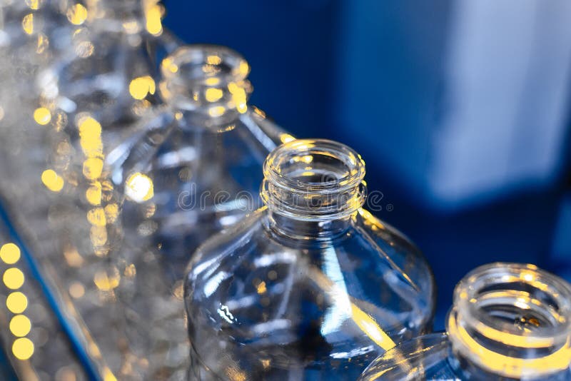 Bottiglia Produzione industriale delle bottiglie di plastica dell'animale domestico Linea della fabbrica per le bottiglie fabbric fotografia stock Bottiglia Produzione industriale delle bottiglie di plastica dell'animale domestico Linea della fabbrica per le bottiglie fabbric fotografia stock