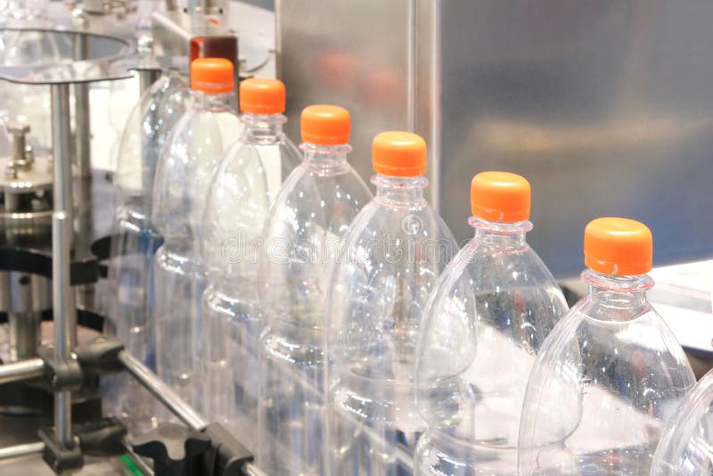 Bottiglia Produzione industriale delle bottiglie di plastica dell'animale domestico Linea della fabbrica per le bottiglie fabbric fotografia stock libera da diritti Bottiglia Produzione industriale delle bottiglie di plastica dell'animale domestico Linea della fabbrica per le bottiglie fabbric fotografia stock libera da diritti