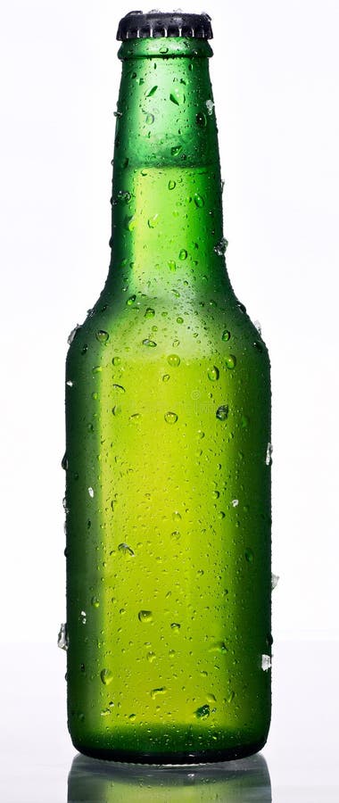 Bottiglia verde di birra fotografia stock libera da diritti Bottiglia verde di birra fotografia stock libera da diritti