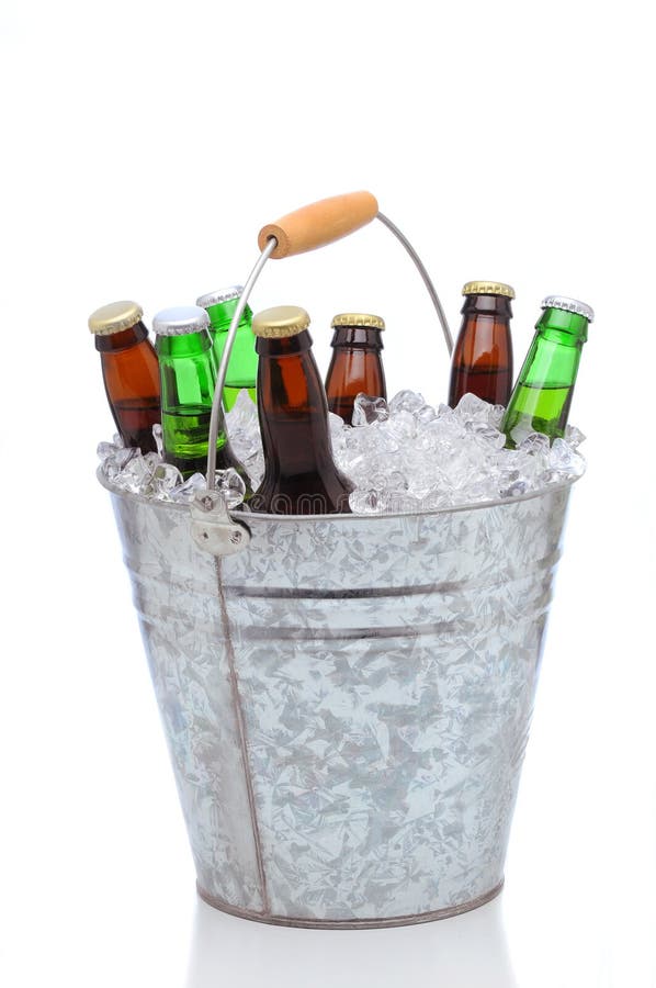 Bottiglie da birra Assorted in una benna di ghiaccio