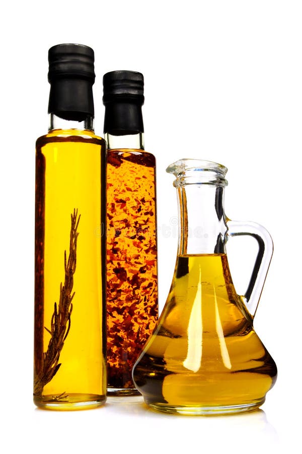 Bottiglie dell'olio di oliva aromatico.