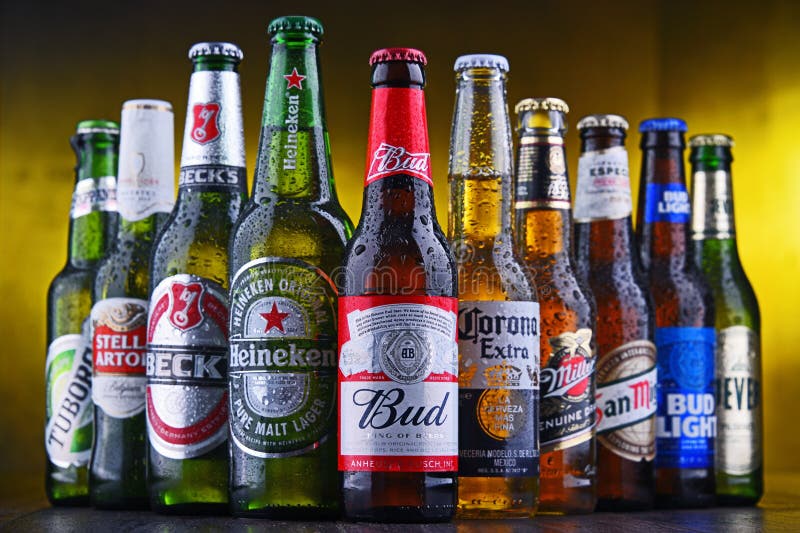 Bottiglie delle marche globali famose della birra fotografia stock libera da diritti Bottiglie delle marche globali famose della birra fotografia stock libera da diritti