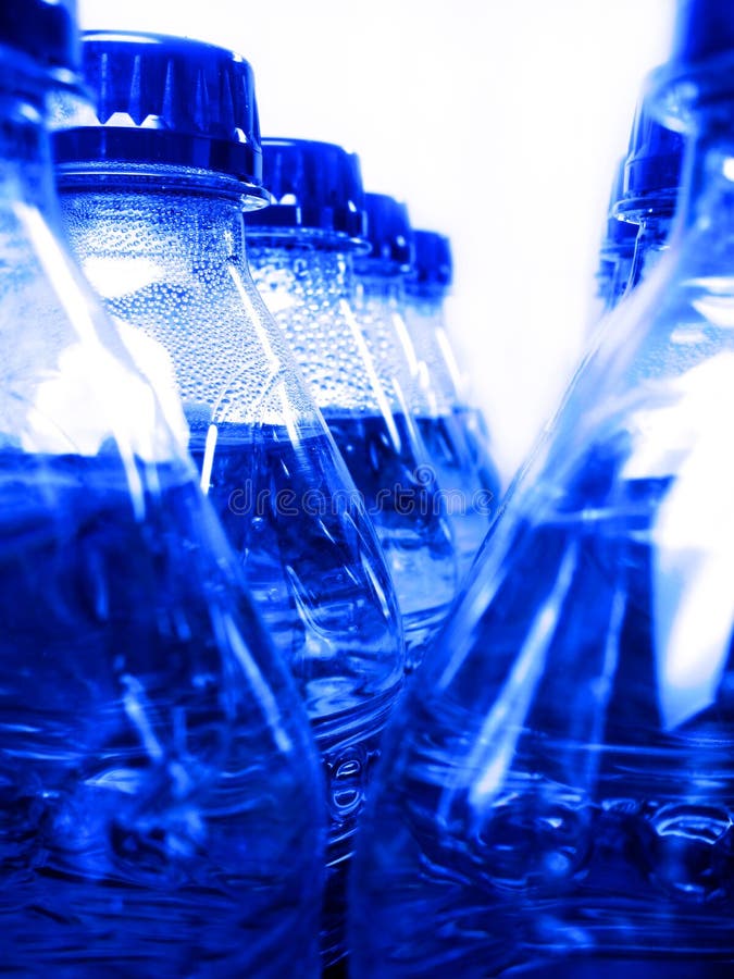 Bottiglie di acqua blu