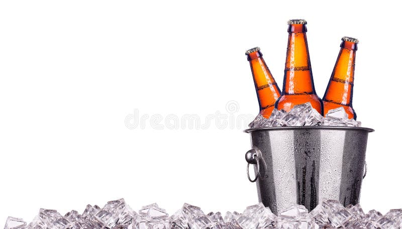 Bottiglie di birra in secchiello del ghiaccio isolato