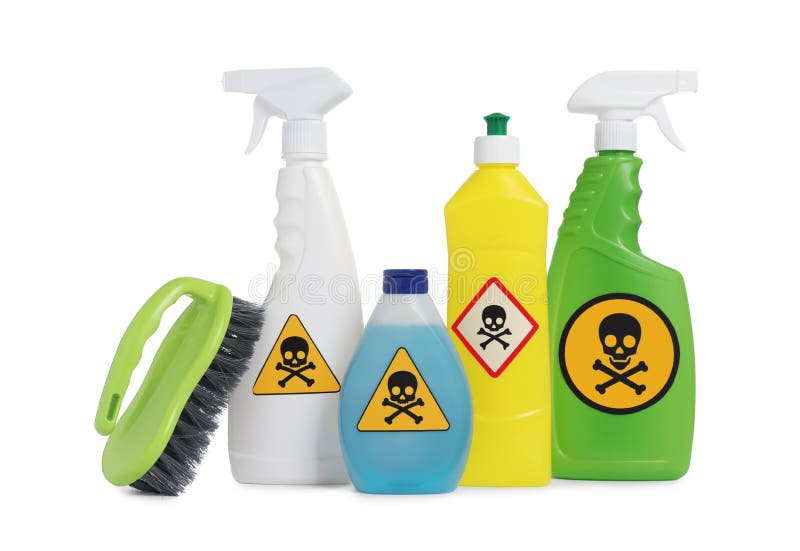 Bottiglie di sostanze chimiche tossiche per la casa, con segnaletica di avvertimento e pennello su fondo bianco