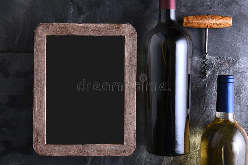 Bottiglie di vino e lista di vino in bianco fotografie stock libere da diritti Bottiglie di vino e lista di vino in bianco fotografie stock libere da diritti