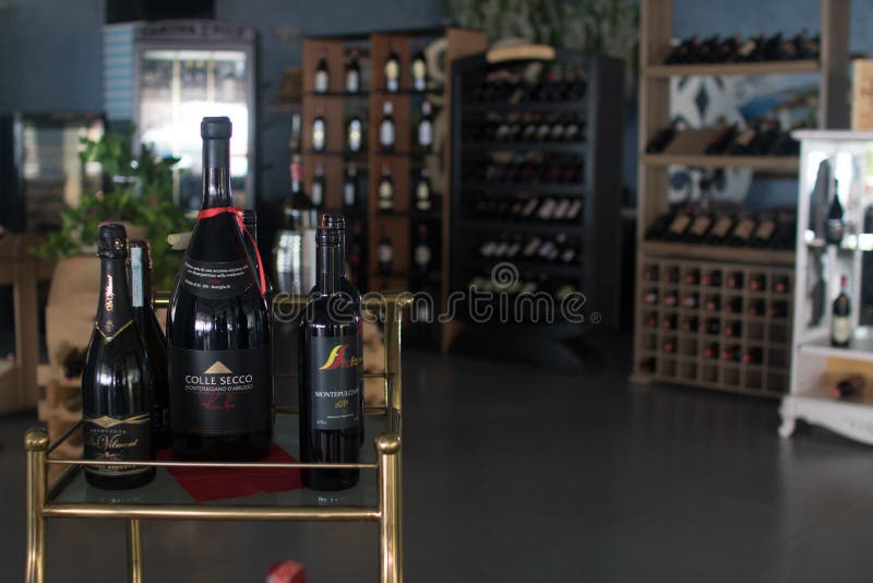 Bottiglie di vino di riposo impilate sugli scaffali di legno in cantina fotografia stock Bottiglie di vino di riposo impilate sugli scaffali di legno in cantina fotografia stock
