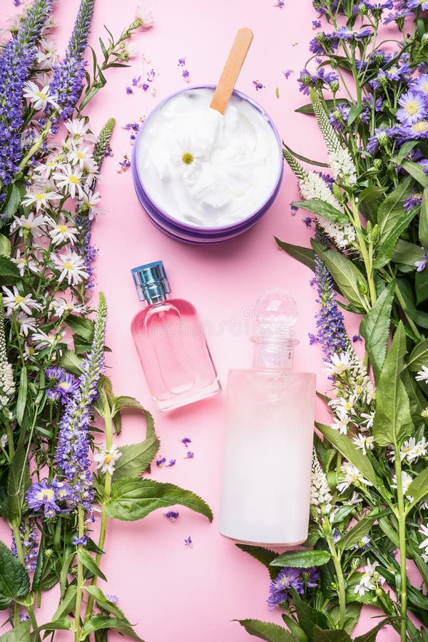 Bottiglie e contenitori cosmetici dei barattoli con le erbe ed i fiori verdi su fondo rosa, vista superiore Etichetta in bianco p fotografie stock libere da diritti Bottiglie e contenitori cosmetici dei barattoli con le erbe ed i fiori verdi su fondo rosa, vista superiore Etichetta in bianco p fotografie stock libere da diritti