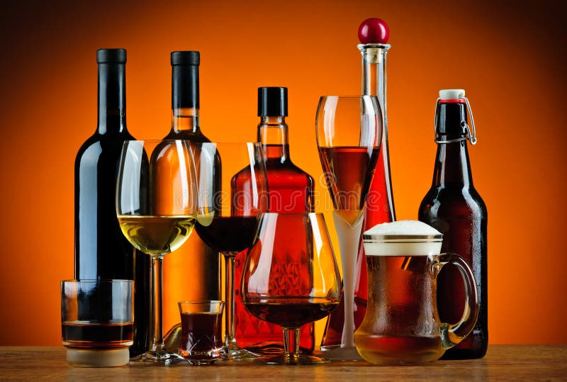 Bottiglie e vetri delle bevande dell'alcool
