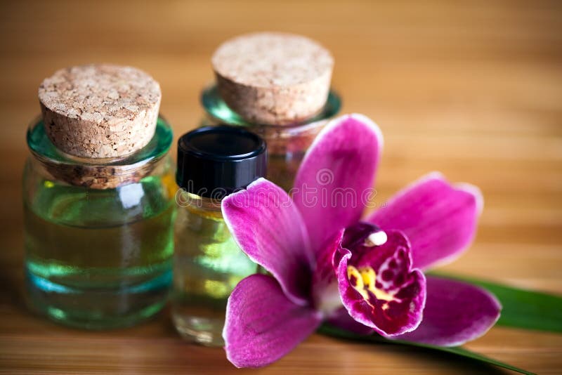 Bottiglie ed orchidea dell'aroma