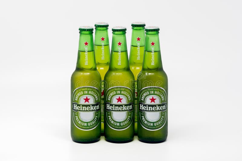 Bottiglie fredde di Heineken Lager Beer fotografie stock Bottiglie fredde di Heineken Lager Beer fotografie stock