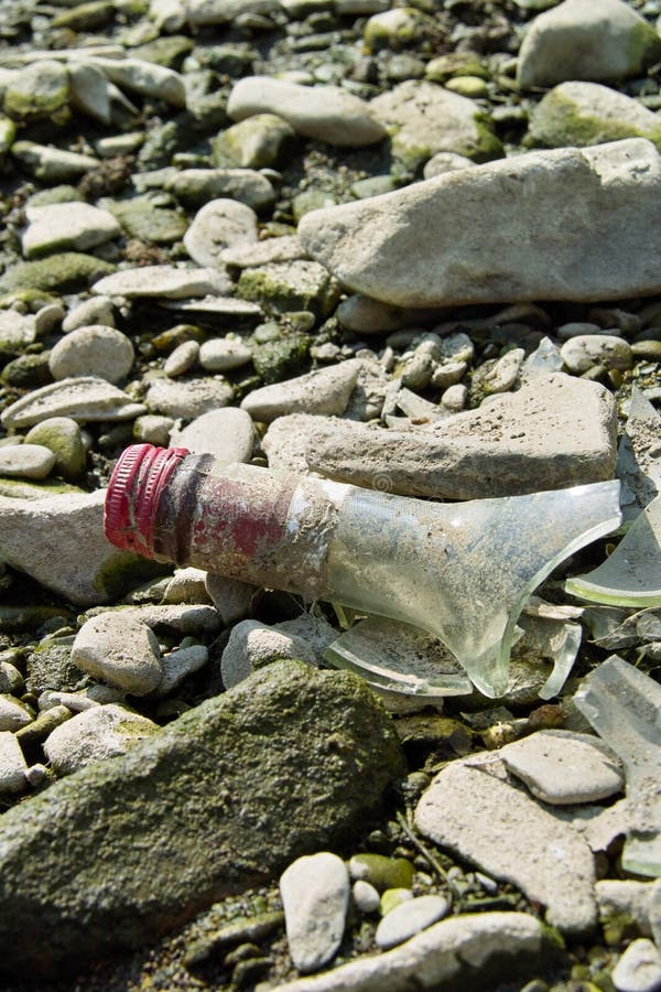 bottle broken royaltyfria bilder bottle broken royaltyfria bilder