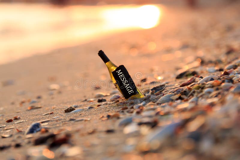 bottle floating message стоковые изображения rf bottle floating message стоковые изображения rf