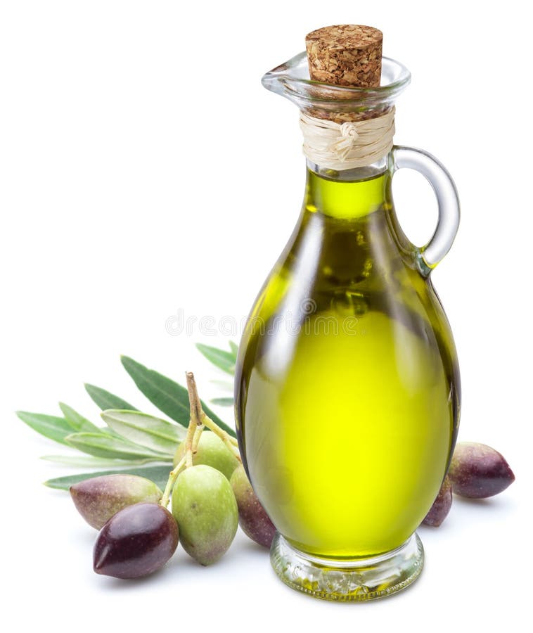 Fľaša olivový olej a olivový bobule na bielom pozadí.