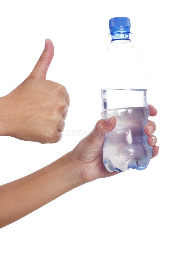 Бутылка воды в руке. Бутылочка воды в руках. Водичка в руки. Бутылка с прозрачной жидкостью в руке.