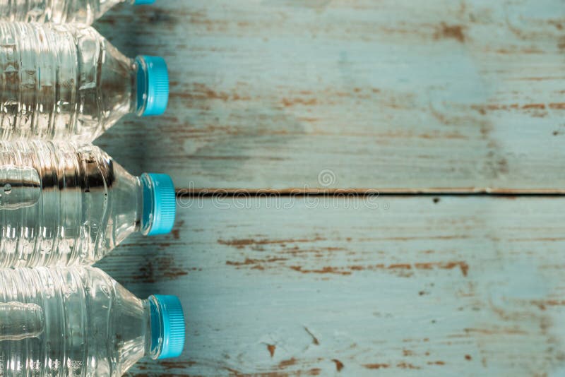 Bottles mineralvatten arkivfoto