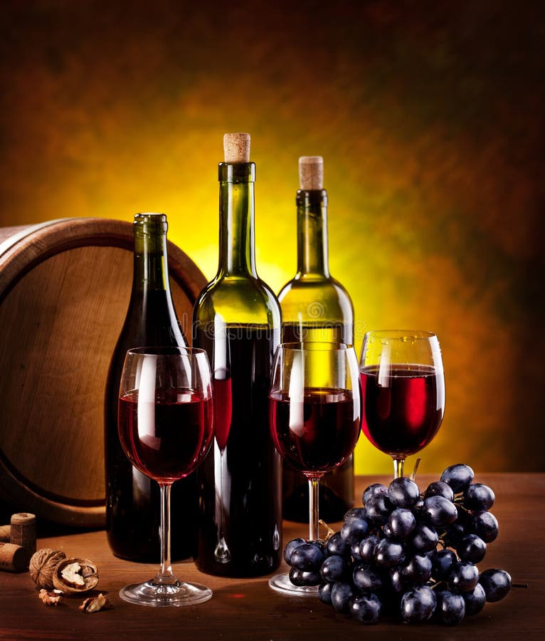 bottles still wine för livstid royaltyfri bild bottles still wine för livstid royaltyfri bild