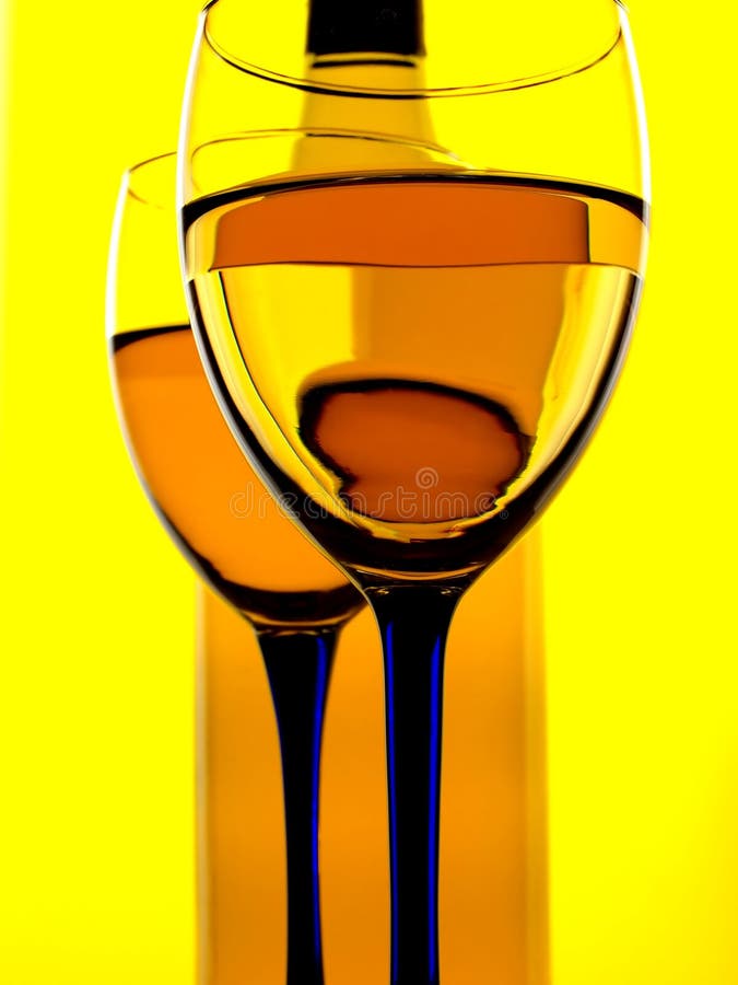 Bottls et fond en verre de vin photos libres de droits Bottls et fond en verre de vin photos libres de droits