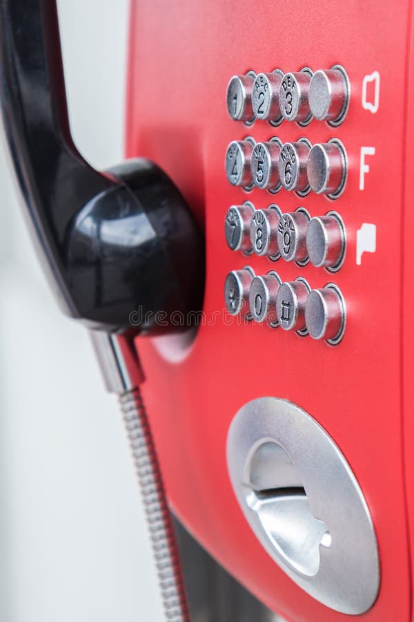 Bottoni del primo piano del telefono pubblico rosso Fuoco selettivo immagine stock libera da diritti Bottoni del primo piano del telefono pubblico rosso Fuoco selettivo immagine stock libera da diritti