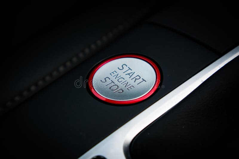 Botão do motor da parada de começo do sedan 2017 de Audi RS 3 fotografia de stock royalty free Botão do motor da parada de começo do sedan 2017 de Audi RS 3 fotografia de stock royalty free