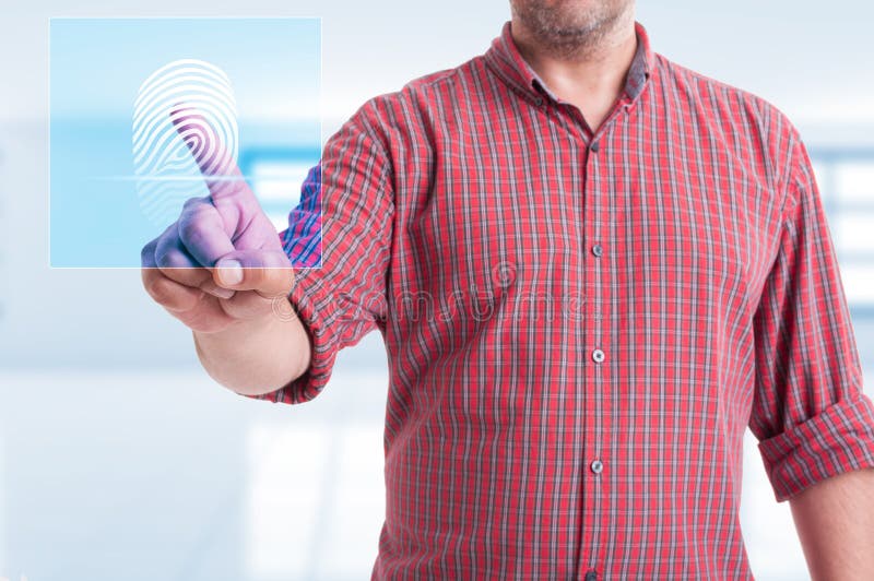 Botão moderno tocante do homem para a varredura da impressão digital fotografia de stock Botão moderno tocante do homem para a varredura da impressão digital fotografia de stock
