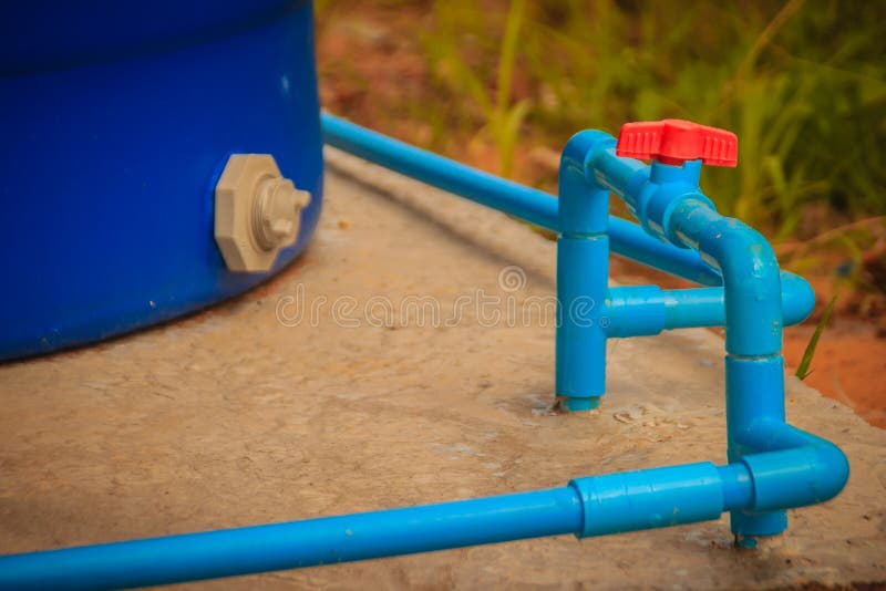 Botão vermelho da válvula de bola do PVC na linha da tubulação do PVC em sondar o sistema imagem de stock Botão vermelho da válvula de bola do PVC na linha da tubulação do PVC em sondar o sistema imagem de stock
