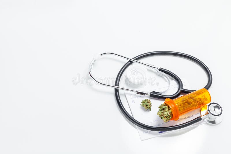 Botões médicos do cannabis da marijuana com doutores Prescrição Para Nós foto de stock royalty free Botões médicos do cannabis da marijuana com doutores Prescrição Para Nós foto de stock royalty free