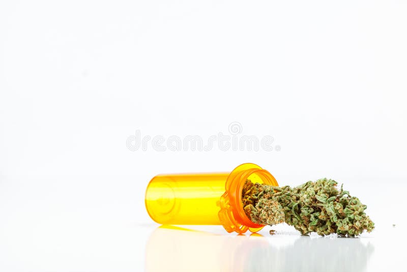 Botões médicos do cannabis da marijuana que derramam fora do bot da prescrição imagens de stock royalty free Botões médicos do cannabis da marijuana que derramam fora do bot da prescrição imagens de stock royalty free