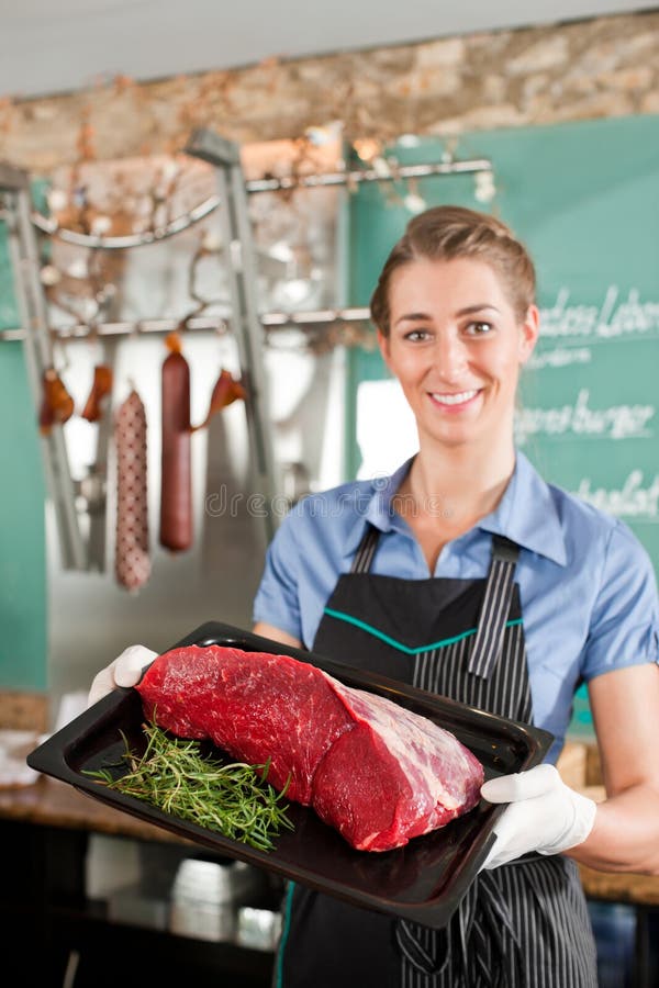Boucher jugeant le boeuf servi sur le plateau photo libre de droits Boucher jugeant le boeuf servi sur le plateau photo libre de droits