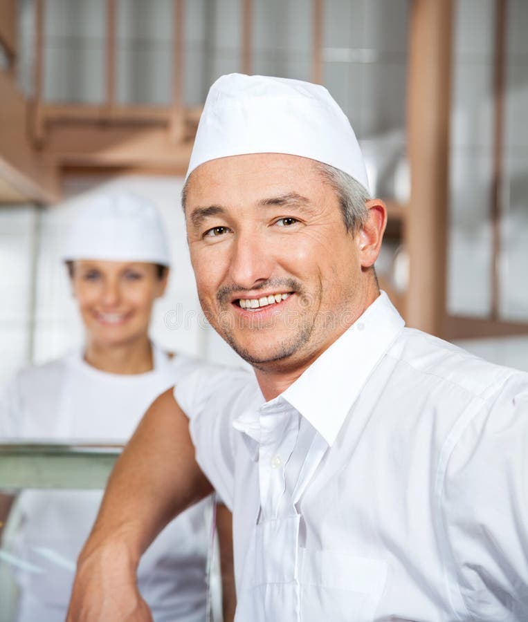 Boucher mûr masculin sûr Smiling At Butchery images libres de droits Boucher mûr masculin sûr Smiling At Butchery images libres de droits