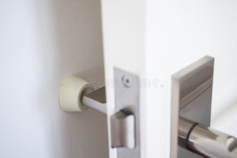 Bouchon De Porte Installé Avec Sol De Moquette à L'aide D'un