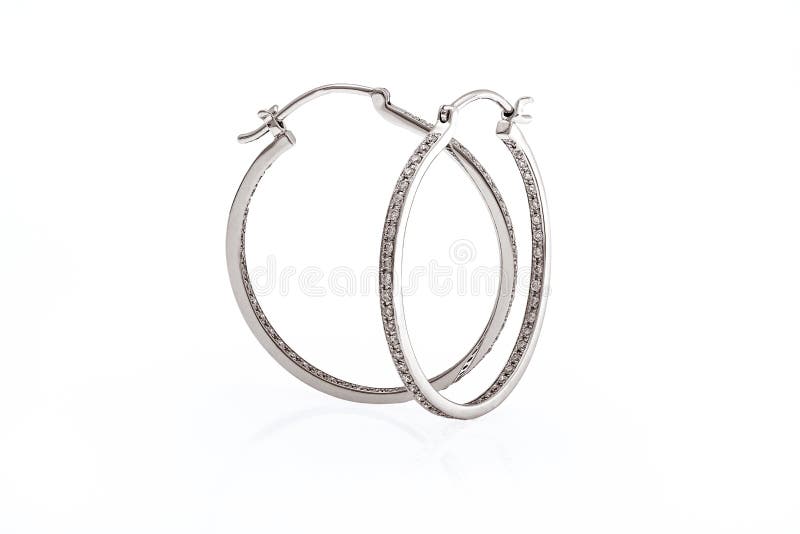 Boucles d'oreille argentées avec des cristaux images stock Boucles d'oreille argentées avec des cristaux images stock