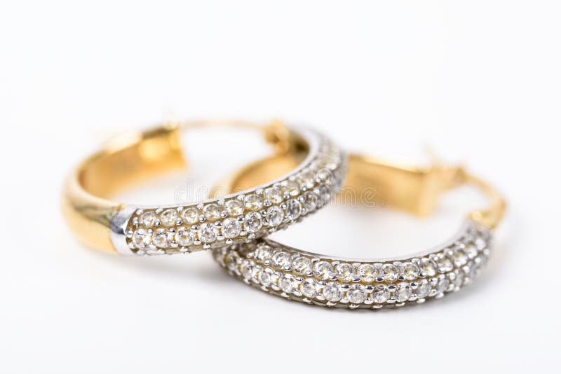 Boucles d'oreille d'or avec des diamants image stock Boucles d'oreille d'or avec des diamants image stock