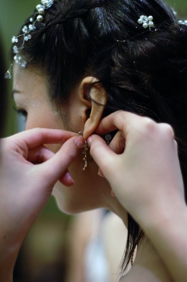 Boucles d'oreille de préparation de mariage photo stock Boucles d'oreille de préparation de mariage photo stock
