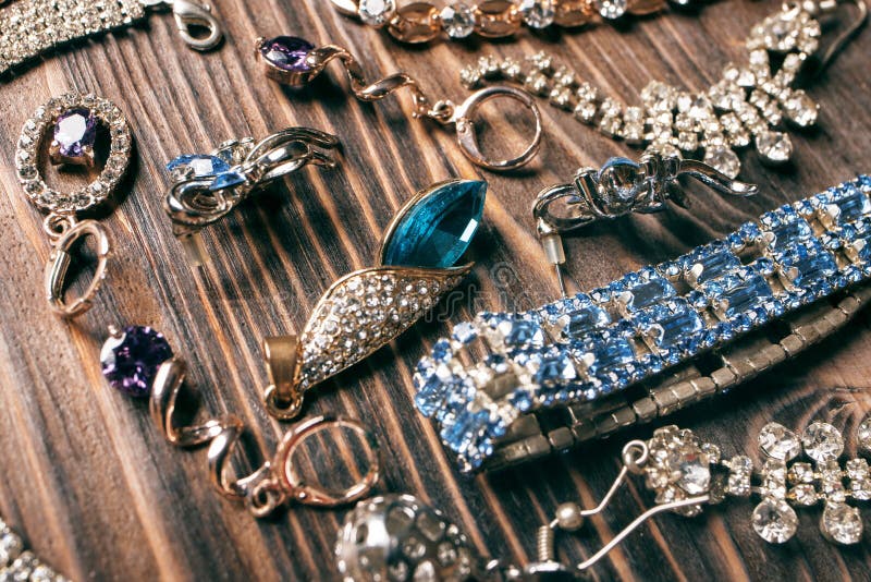 Boucles d'oreille et bracelets d'or avec les gemmes précieuses photo stock Boucles d'oreille et bracelets d'or avec les gemmes précieuses photo stock