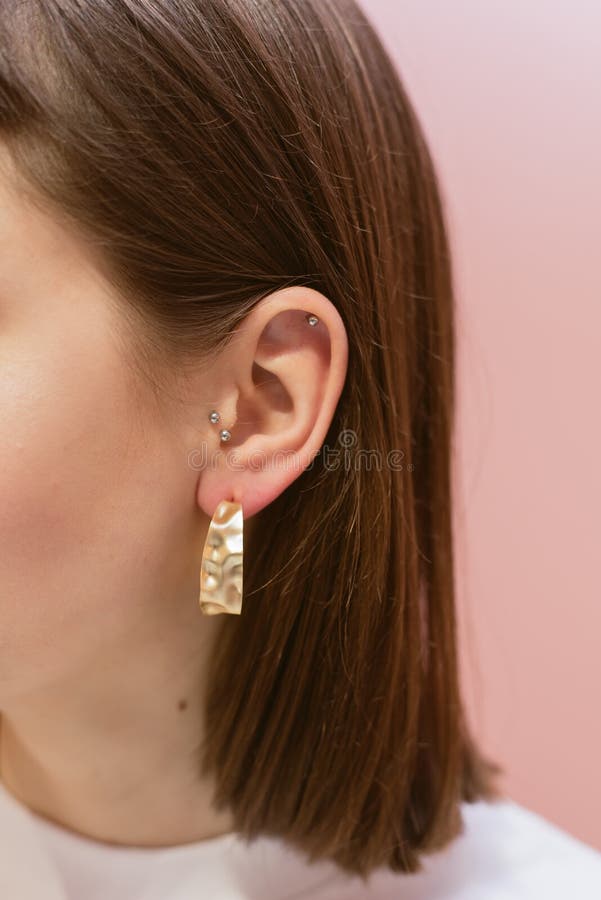 Boucles d'oreille ?l?gantes avec des coquilles images stock Boucles d'oreille ?l?gantes avec des coquilles images stock