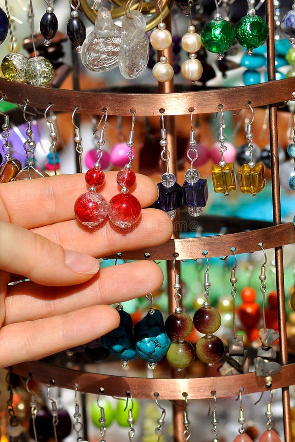 Boucles d'oreille sur une stalle du marché photographie stock libre de droits Boucles d'oreille sur une stalle du marché photographie stock libre de droits